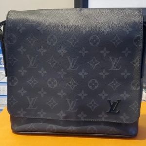 AUTHENTIC Louis Vuitton District messenger monogram eclipse canvas PM noir bag